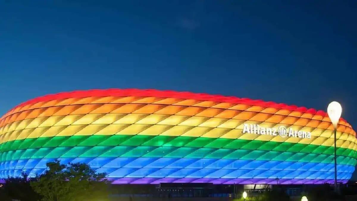 Con el estadio Arena de Múnich así iluminado querían recibir a la selección de Hungría este miércoles en la Eurocopa en su partido contra Alemania