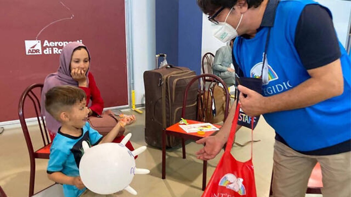 Voluntario de San Egidio atendiendo a los refugiados afganos