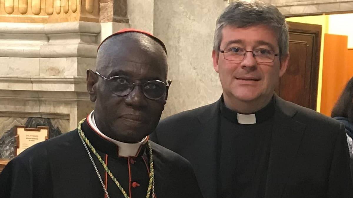 El cardenal Sarah, con el padre Jorge López Teulón, autor del libro sobre la persecución religiosa en Toledo