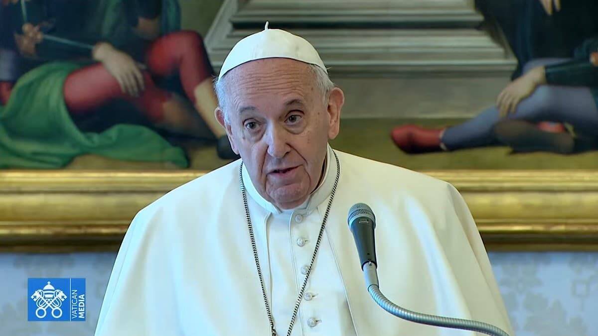 El Angelus de este domingo se rezó desde la Biblioteca Apostólica vaticana. Al haber endurecido las autoridades italianas las restricciones de movilidad y aforo, no podía hacerse en la Plaza de San Pedro.