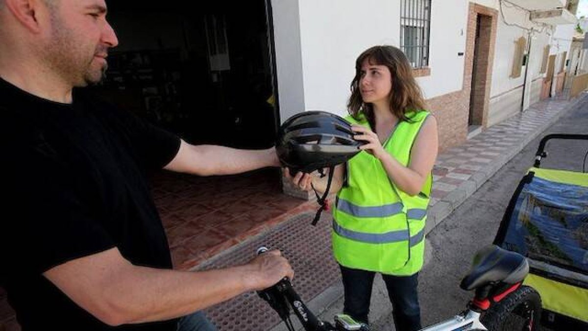 ¿Qué autoridad tiene un Estado que aprueba la eutanasia para multar a los ciudadanos que no llevan casco? Foto: Campaña por el casco en bicicleta de la Dirección General de Tráfico.
