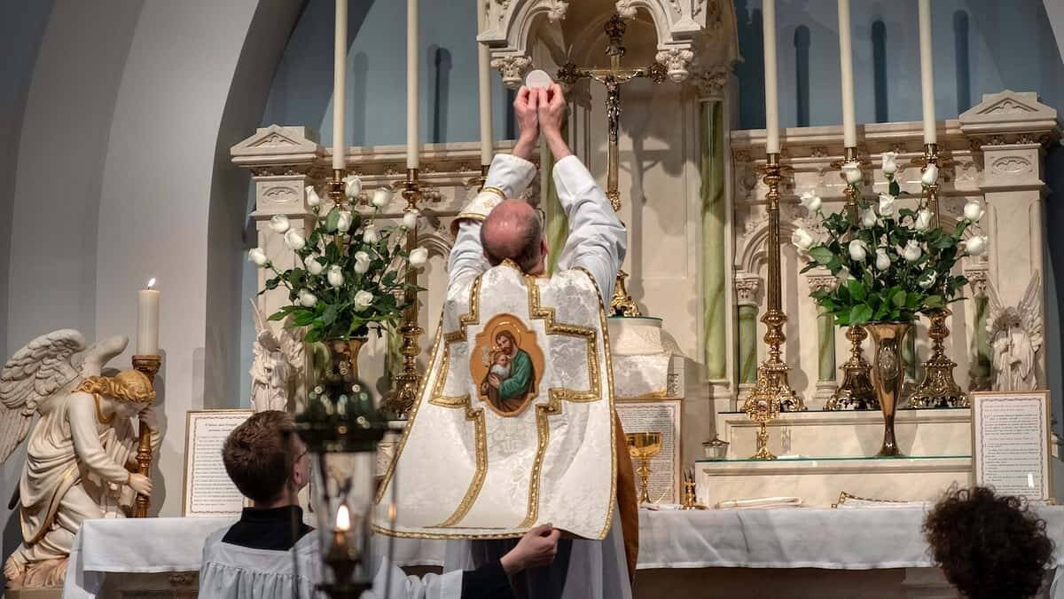 El motu proprio con el que Francisco cercena la misa tradicional es contradictorio con «Summorum Pontificum» no solo en las disposiciones, sino también en afirmaciones de principio. Foto: Shalone Cason / Unsplash.