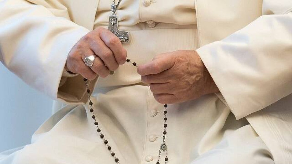 Francisco reza el Rosario... en mayo, anima a hacerlo cada día, contra la pandemia