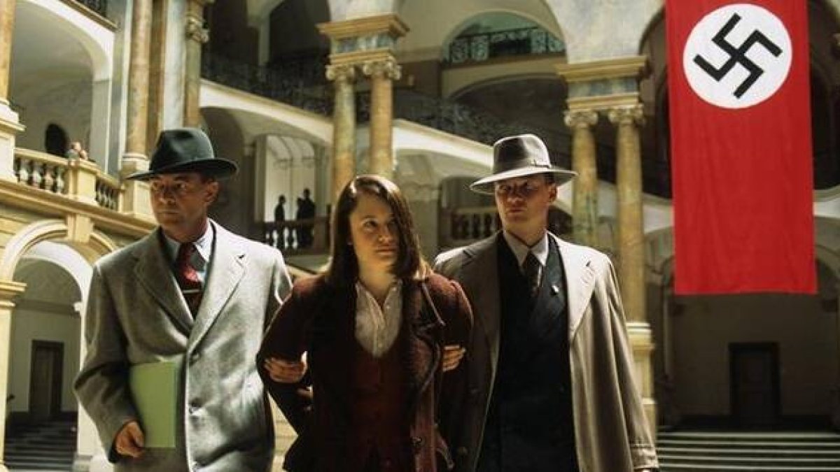 La policía nazi con la joven Sophie Scholl, en la película de 2005