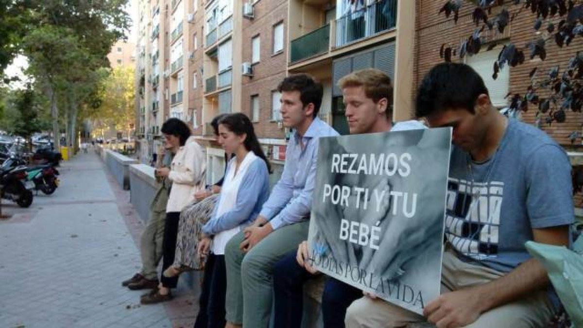 La presencia pacífica de rescatadores rezando, escuchando o acompañando a las madres ante las clínicas las ayuda a ellas, a los empleados y salva vidas.