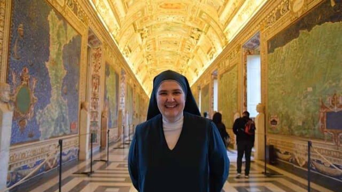 Emanuela Edwards ve una oportunidad preciosa el evangelizar mientras muestra los Museos Vaticanos