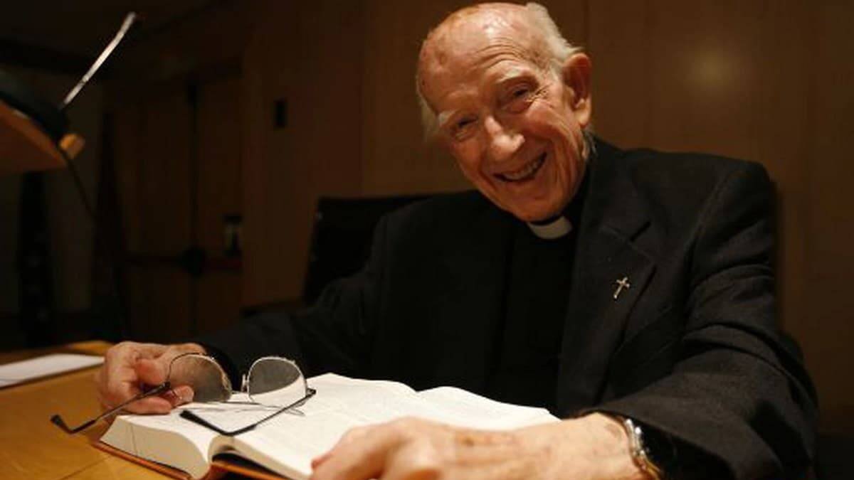 Paseaba por un rastro y allí halló numerosos escritos a mano del padre Loring que ahora son un libro