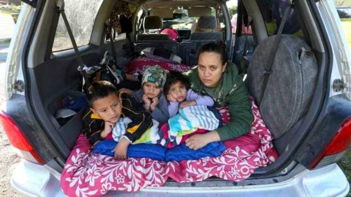 Marnia Heke con sus hijos, de izquierda a derecha, Larone,, Ihaia y Leishae en el coche en el que han estado viviendo como miles de californianos hasta poder regresar a un hogar.