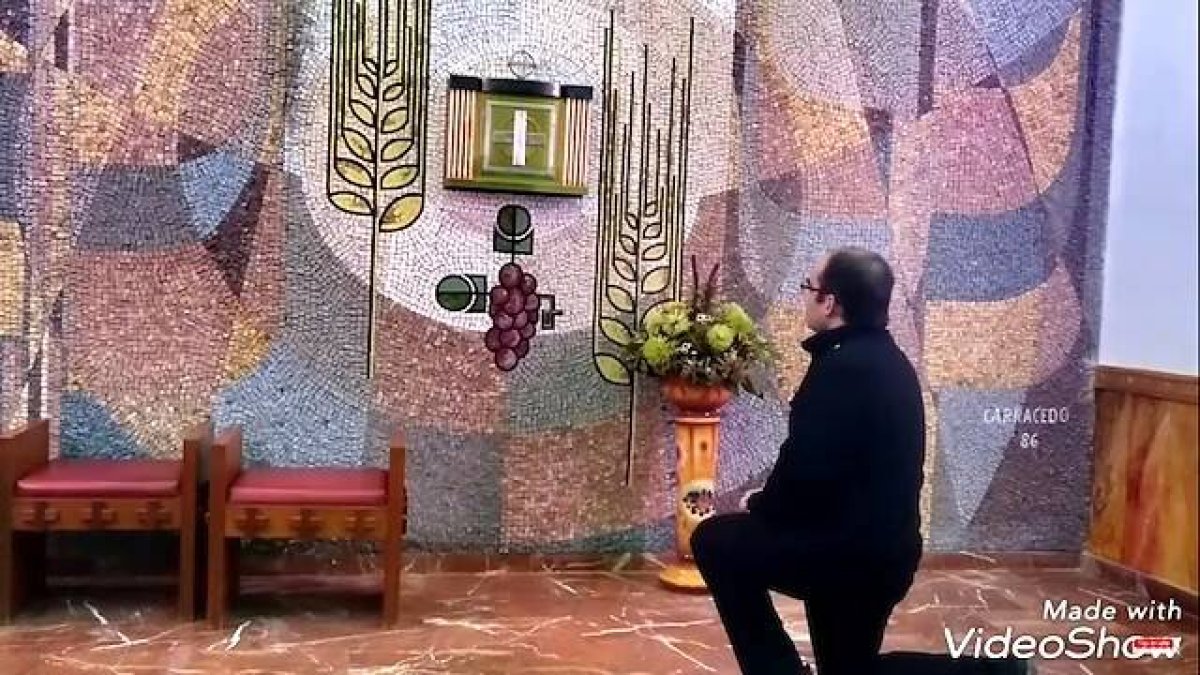 La genuflexión ante el sagrario es un gesto mínimo de reconocimiento de que Cristo está real y físicamente en él bajo las especies eucarísticas. Foto: captura de Youtube del canal del sacerdote Antonio María Domenech Guillén.