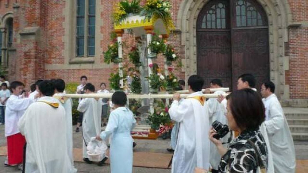 Una procesión de la Virgen en la basílica de Sheshan.
