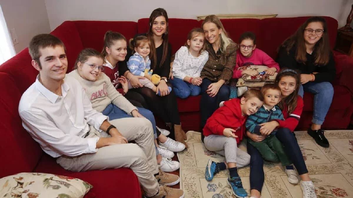 Mar Dorrio, madre de 12 hijos (en la foto salen 11) será la protagonista de esta serie en Famiplay