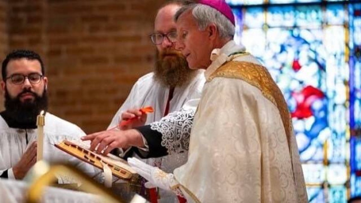 El obispo de Tyler (Texas), Joseph Strickland, celebrando la misa tradicional. Foto: National Catholic Register.