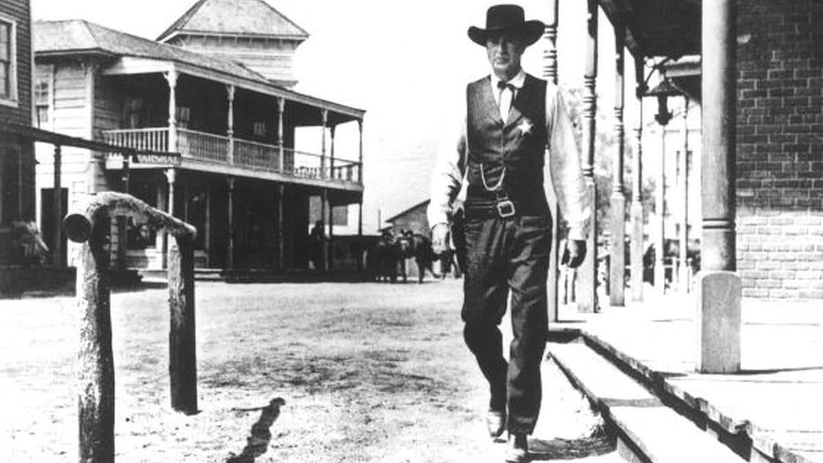 Gary Cooper, al encuentro con su destino por cumplir con su deber, en «Solo ante el peligro» (1952): una actitud que sigue sirviendo de modelo en una sociedad que va por otros derroteros.