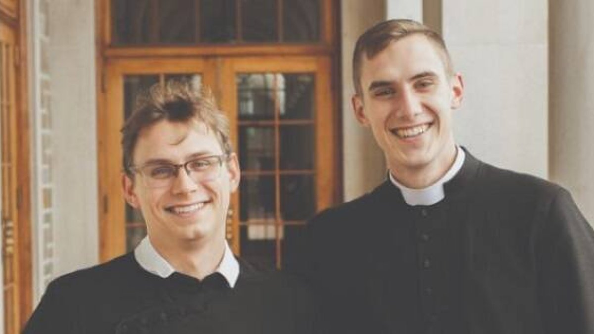 Los hermanos Henry y Edward Hoffmann crecieron en una familia protestante y hoy son ambos sacerdotes católicos.