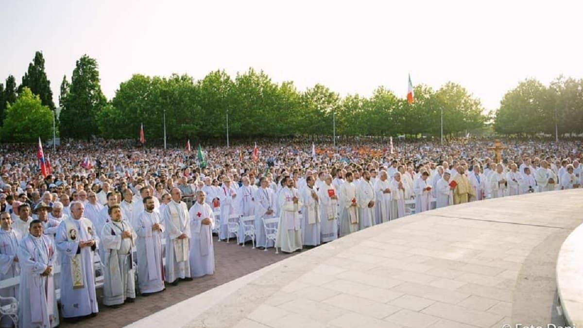 Cientos de sacerdotes y miles de fieles han querido estar en Medjugorje de cara al 40 aniversario que se celebra esta semana / Foto: Dani