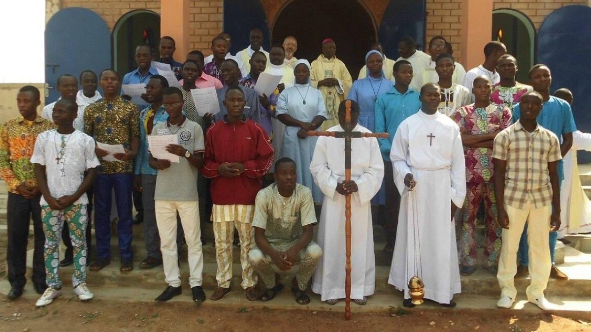 Seminaristas con el equipo formador de la diócesis de Parakou, antes de la pandemia - les ayuda la campaña de Vocaciones Nativas