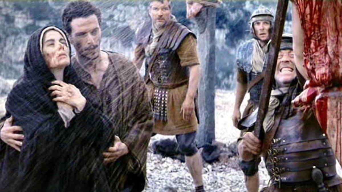 María Corredentora, a los pies de la Cruz donde su Hijo obró la Redención. Escena de la lanzada en «La Pasión» (2004) de Mel Gibson.