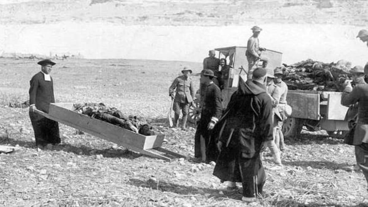 En el frente de batalla, los religiosos españoles del Protectorado desempeñaron una labor fundamental para dar cristiana sepultura a los soldados muertos.