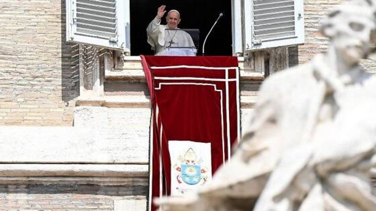 El Papa Francisco dirigió el rezo del Regina Coeli desde la ventana del Palacio Apostólico en el Domingo del Buen Pastor