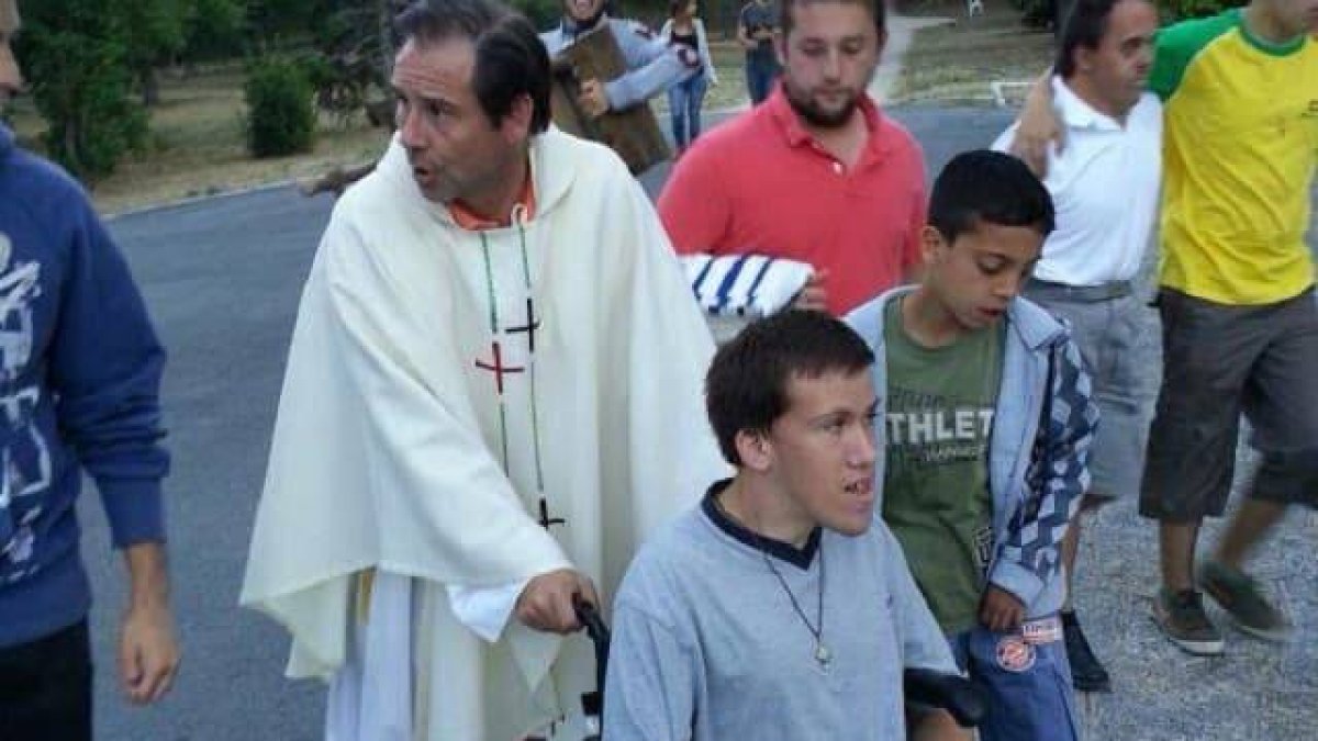 Jorge Molino es sacerdote y además de su labor ministerial ayuda a las personas con discapacidad