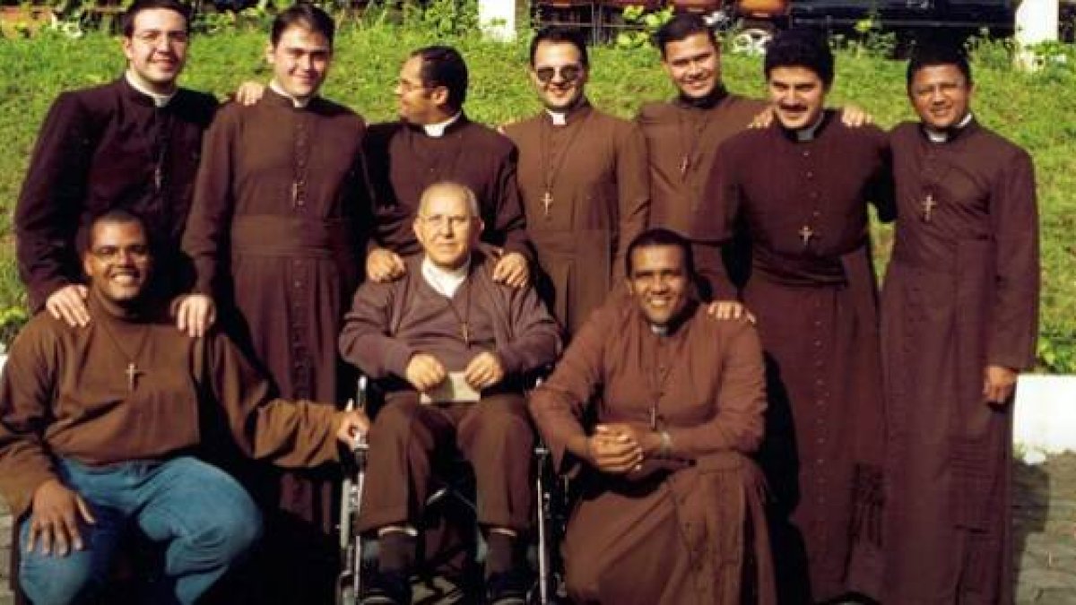 El padre Defina, en silla de ruedas, con religiosos y novicios salvistas