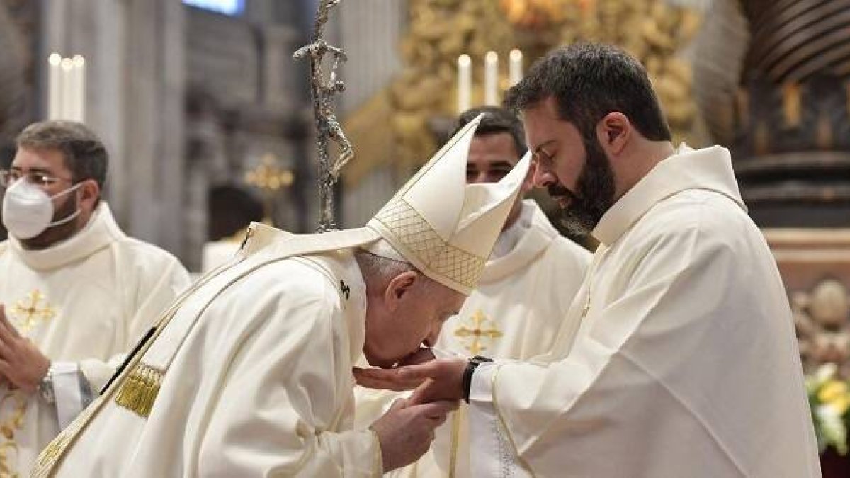 El Papa Francisco besa las manos de un nuevo sacerdote en el Domingo del Buen Pastor de 2021