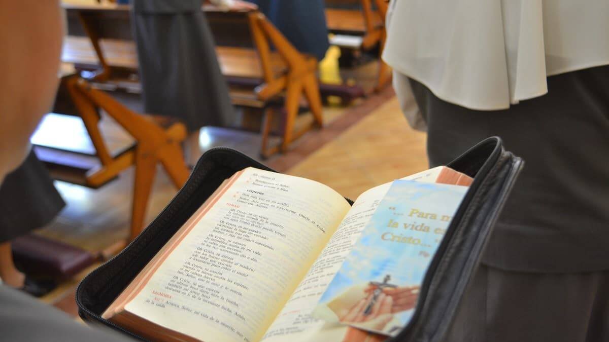 El rezo de la Liturgia de las Horas forma parte de la rutina de sacerdotes, y religiosas pero cada vez lo es más también de los laicos