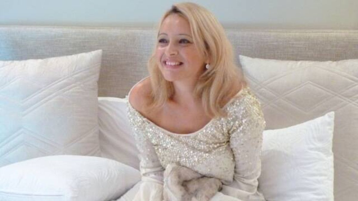 Tras ser maltratada y explorar el reiki y el yoga, Aina Delgado encontró la felicidad en Cristo y la adoración.