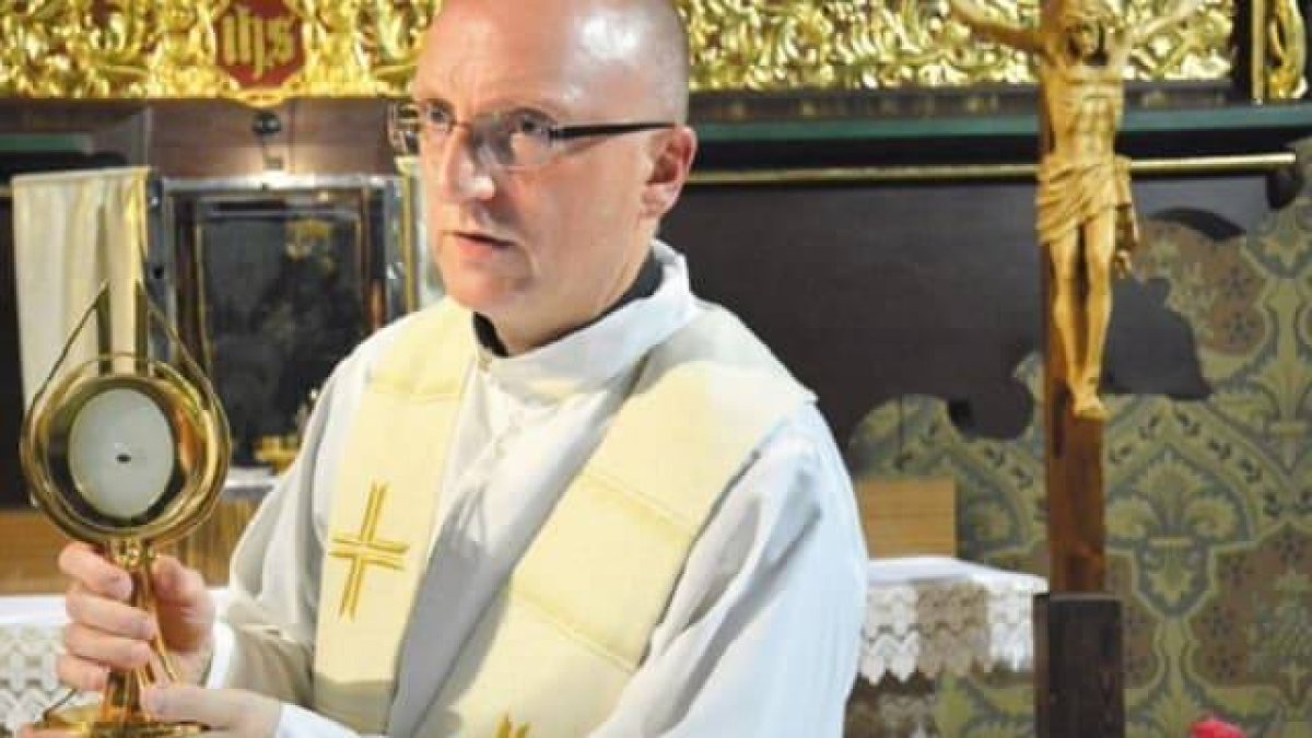 El padre Ziombra ha experimentado todo este proceso del milagro eucarístico y confirma las conversiones que está propiciando