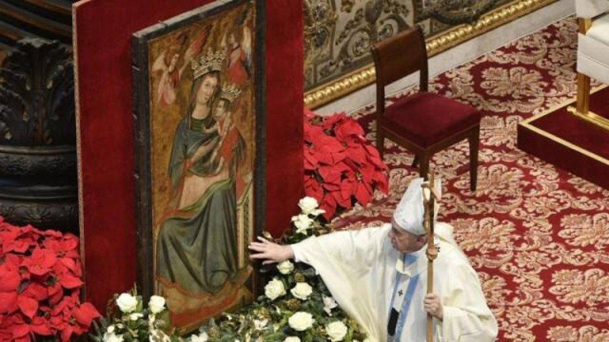En la primera homilía de 2022, el Papa Francisco insta a aprender de la fe madura de la Virgen María, que se mantiene firme en la prueba y la adversidad.