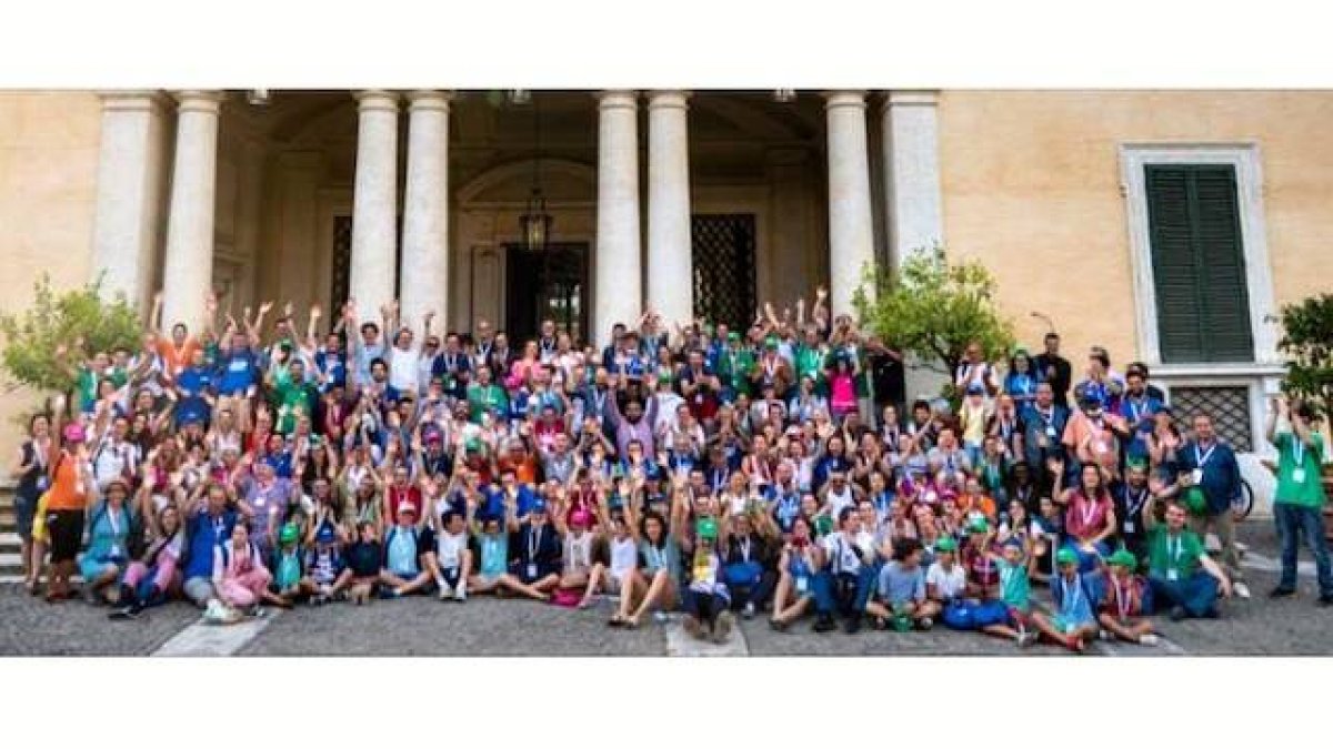 Foto de grupo de Hogares Lázaro durante su visita del 28 de agosto al Vaticano.