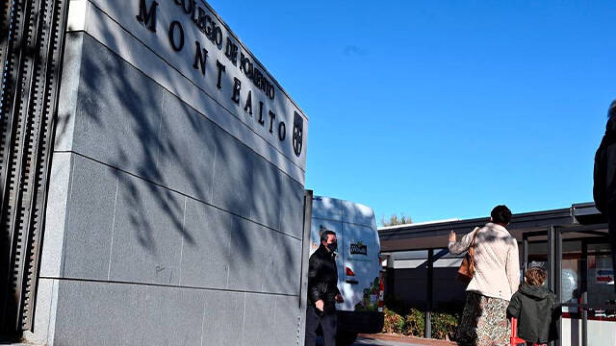 Entrada al colegio Montealto