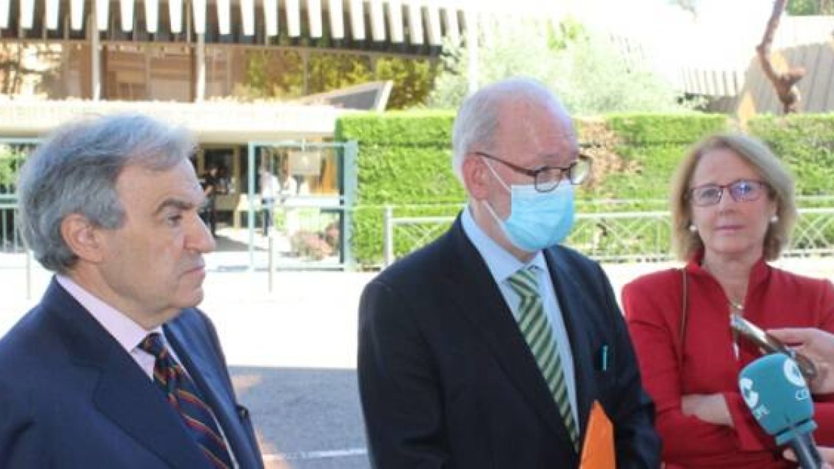 El exsenador Luis Peral, el exdiputado Eugenio Azpíroz y la diputada Lourdes Méndez explican que lleven al TC español ante el TEDH por llevar 11 años sin responder sobre la ley de aborto de Zapatero