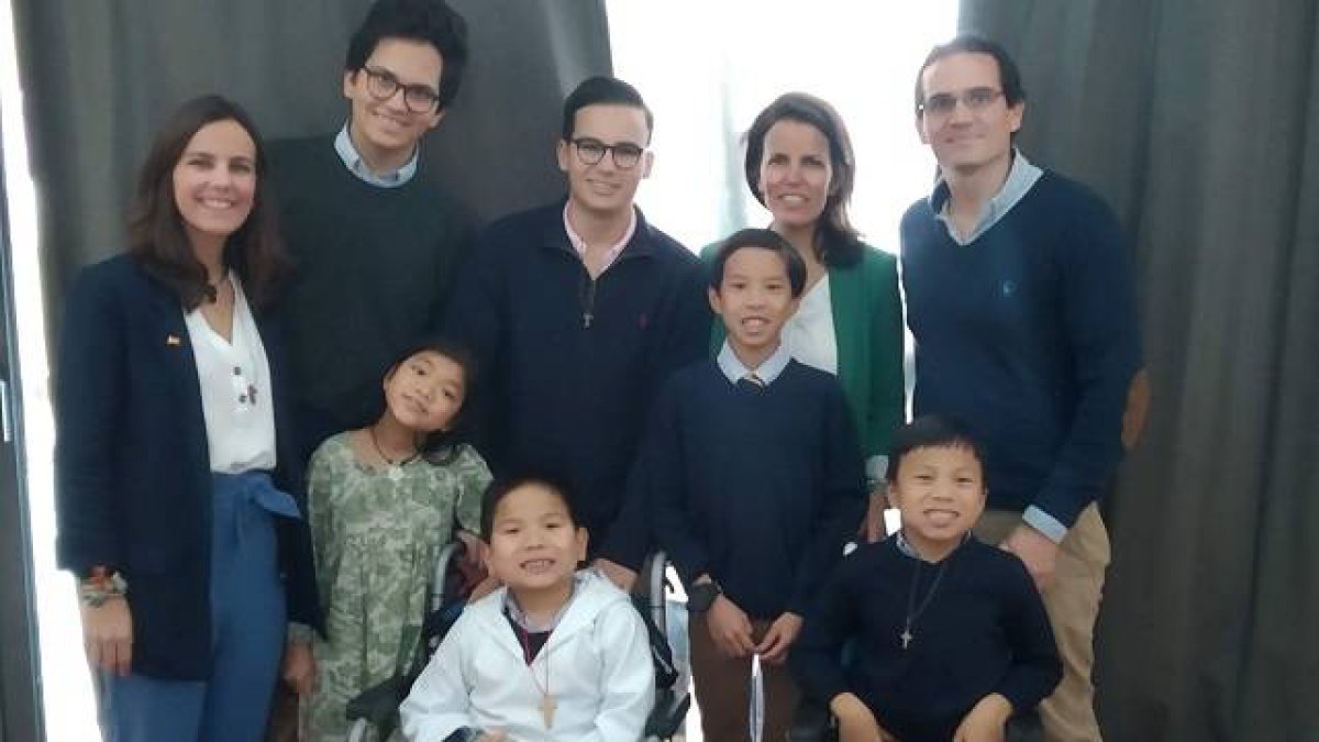 La familia Gómez Samblas está compuesta por Alejandro y Coro, que tienen 8 hijos, 3 biológicos y 5 adoptados, de los cuales ha fallecido uno