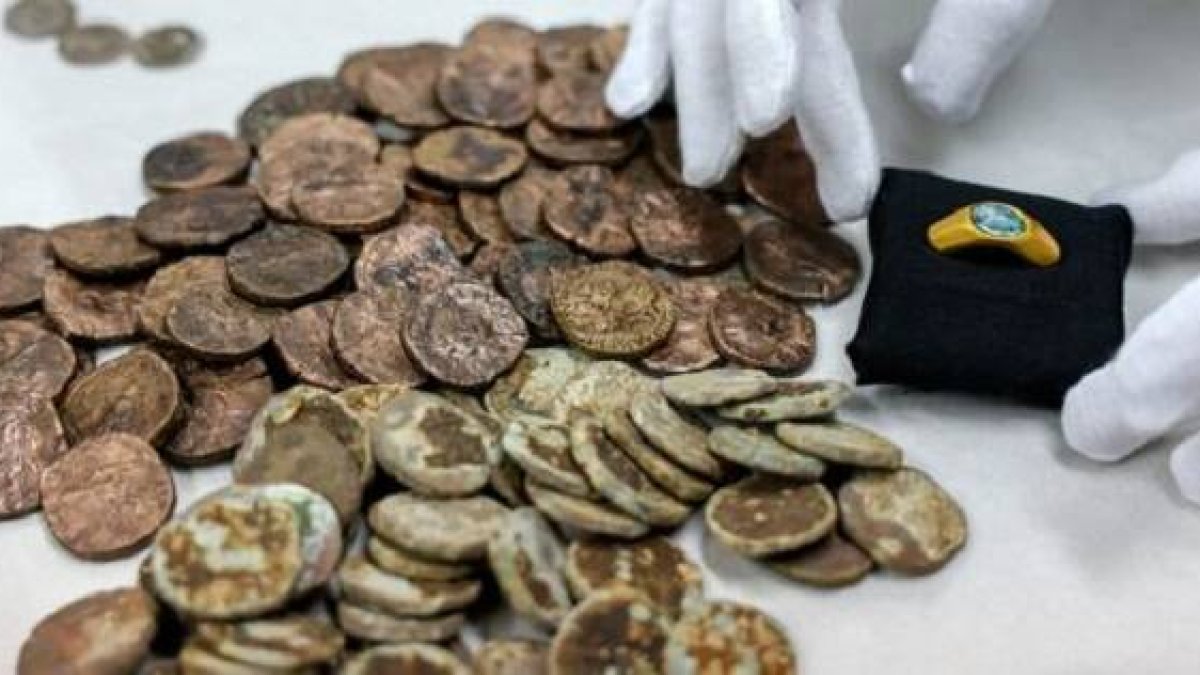 Monedas de plata y bronce y el anillo cristiano del s.III rescatados de un barco hundido ante Cesarea Marítima en Israel