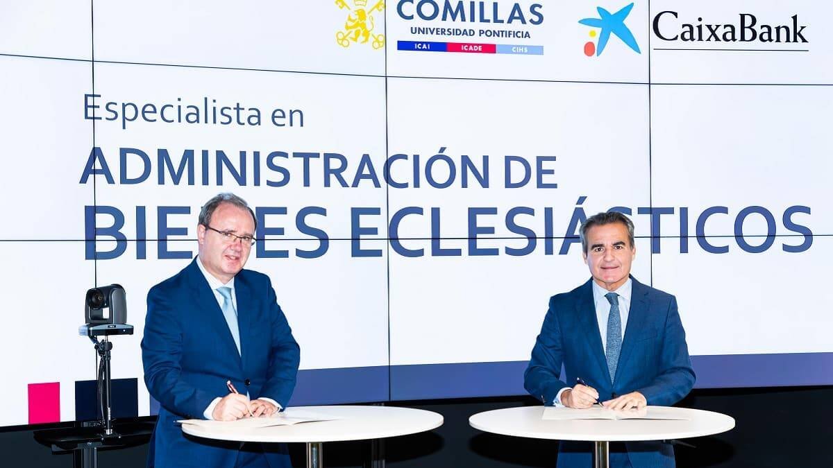 Enrique Sanz Giménez-Rico (izquierda), SJ, rector de Comillas, y Rafael Herrador Martínez, director territorial Madrid Metropolitana CaixaBank en el acto de firma del convenio