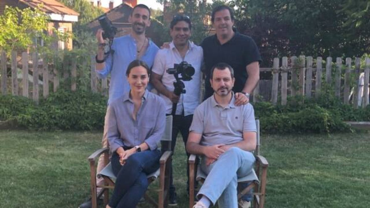 El equipo de grabación de la película, junto a Tamara Falcó. Sentado, junto a ella, Jesús García. Detrás, de pie, de izquierda a derecha en la foto, Javier González, Fernando Pérez y Borja Martínez-Echevarría.