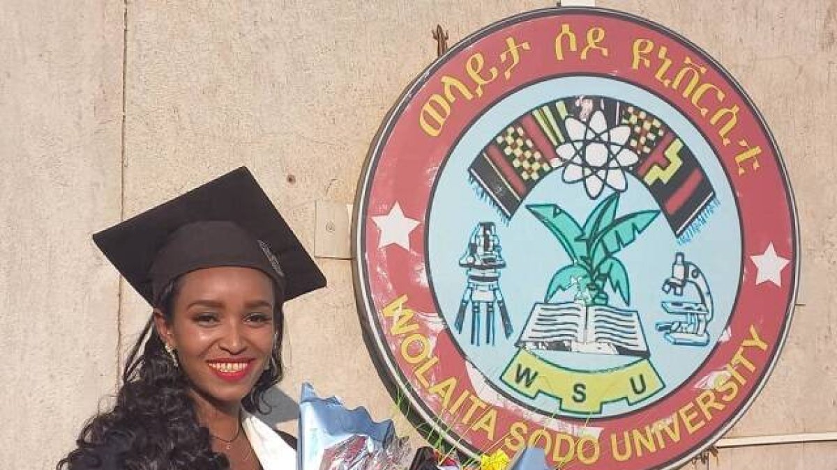 Elsa entró en la casa-hogar de Meki con 8 años, acaba de sacar su título de enfermería - da ejemplo e ilusión a los otros niños