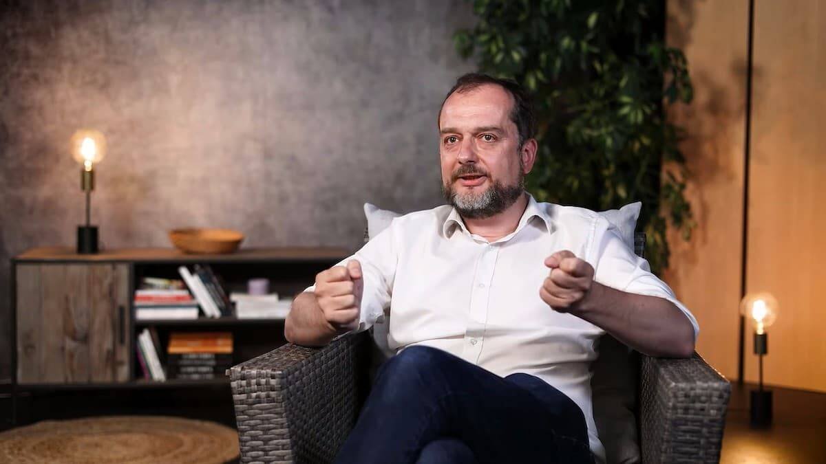 Cyril fue preparado a la fe a través de sus estudios y su profesión de arquitecto.