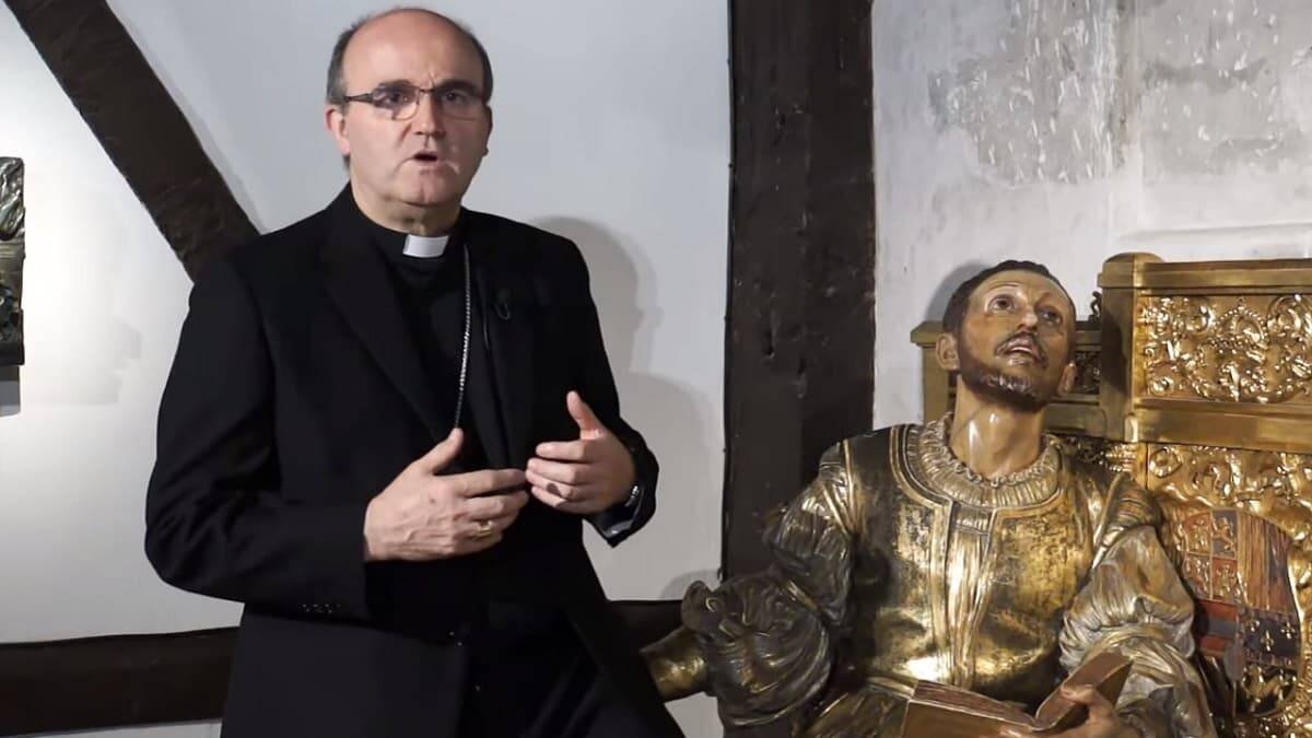 Monseñor Munilla en el lugar de la conversión de San Ignacio, donde se encuentra ahora el santuario en Loyola