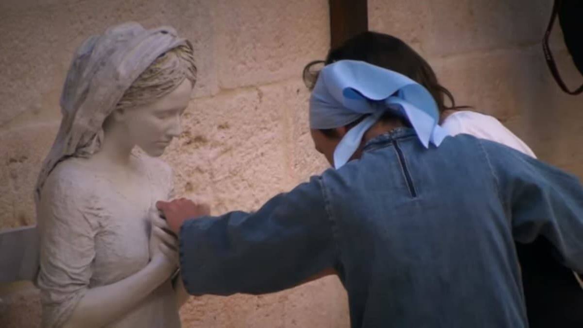 La Madre Verónica, con una peregrina reza junto a la Bella Pastora, la Virgen que es el centro de la casa de Iesu Communio