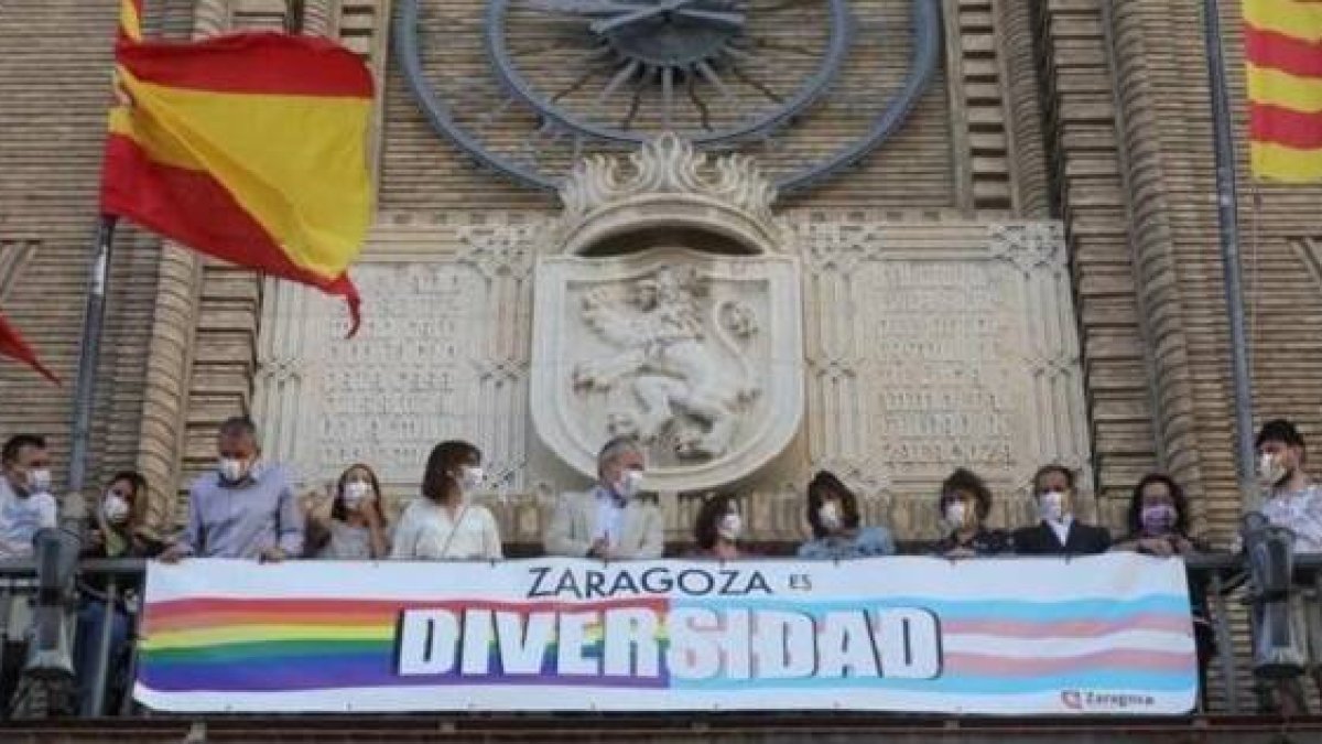 El Ayuntamiento de Zaragoza -del PP- insistió en colgar la pancarta bandera y el juez ordenó quitarla por violar la neutralidad institucional