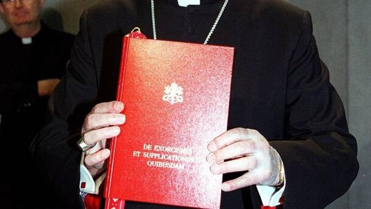 La nueva guía y ritual de exorcismos de 1999 en manos del cardenal Medina Estévez