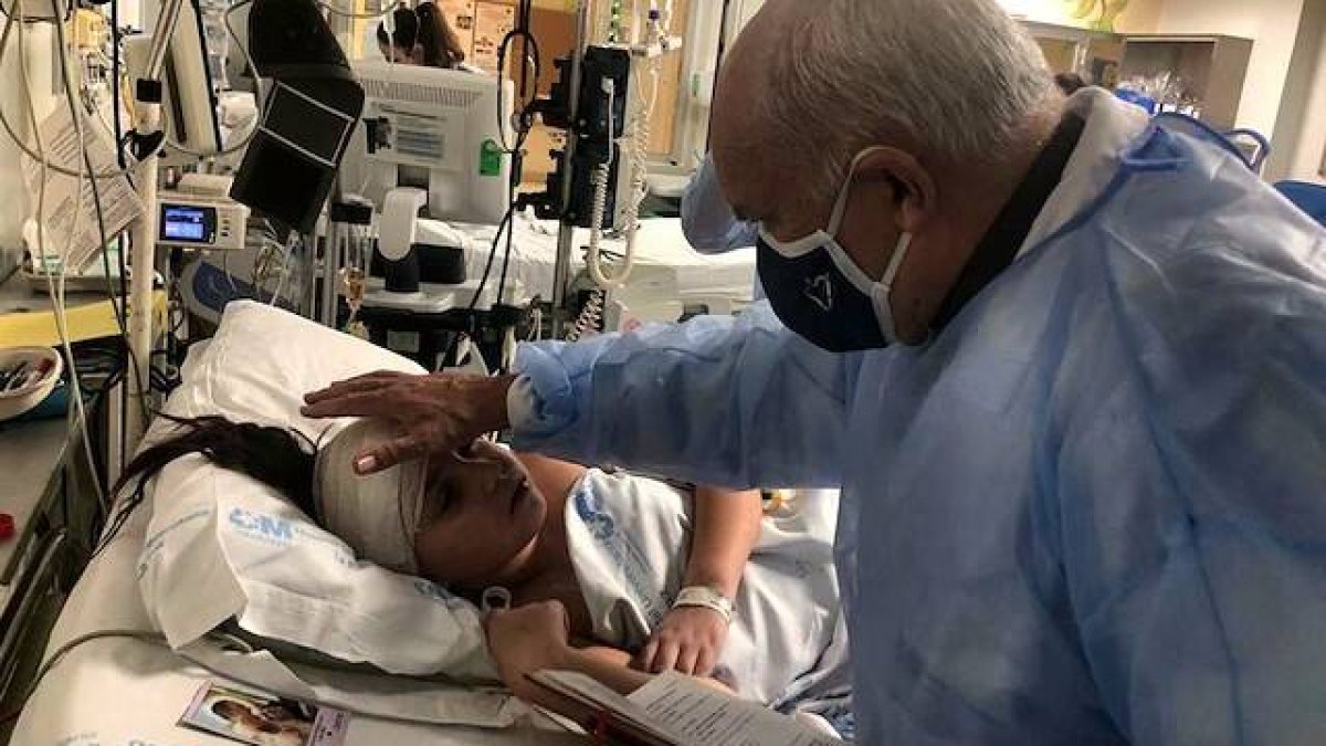 Teresita recibe el sacramento de la Extremaunción de manos del padre Ángel Camino, quien tramitaría con prontitud su nombramiento oficial como misionera.