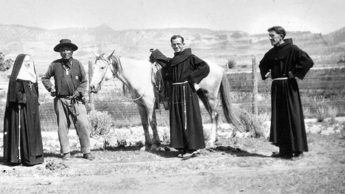 Santa Katharine Drexel, junto al indio navajo Charlie Mitchell y dos franciscanos, durante una visita a la Misión Santa Isabel, en Lukachukai (Arizona). Foto: Seton Hall University, Treasures of the Catholic Research Resources Alliance.