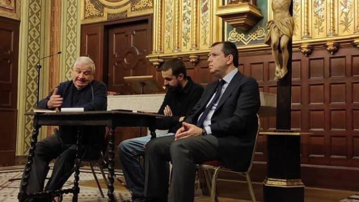 Presentación de la novela «Los demonios del padre Joan». De izquierda a derecha: el mosssèn Rafael Méndez; el autor, Jaume Vives; y Álex Rosal, editor de Libros Libres