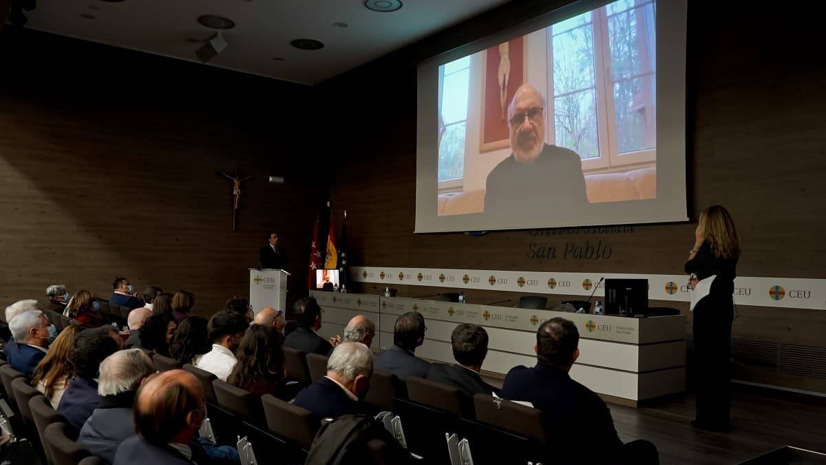 El padre Lofeudo, actualmente en Polonia, envió un mensaje en la entrega de los IV Premios Religión en Libertad.