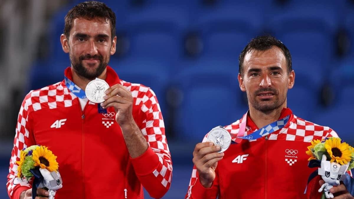 Marin Cilic e Ivan Dodig, ambos de Medjugorje, tras recibir la medalla de plata en los JJOO de Tokio.