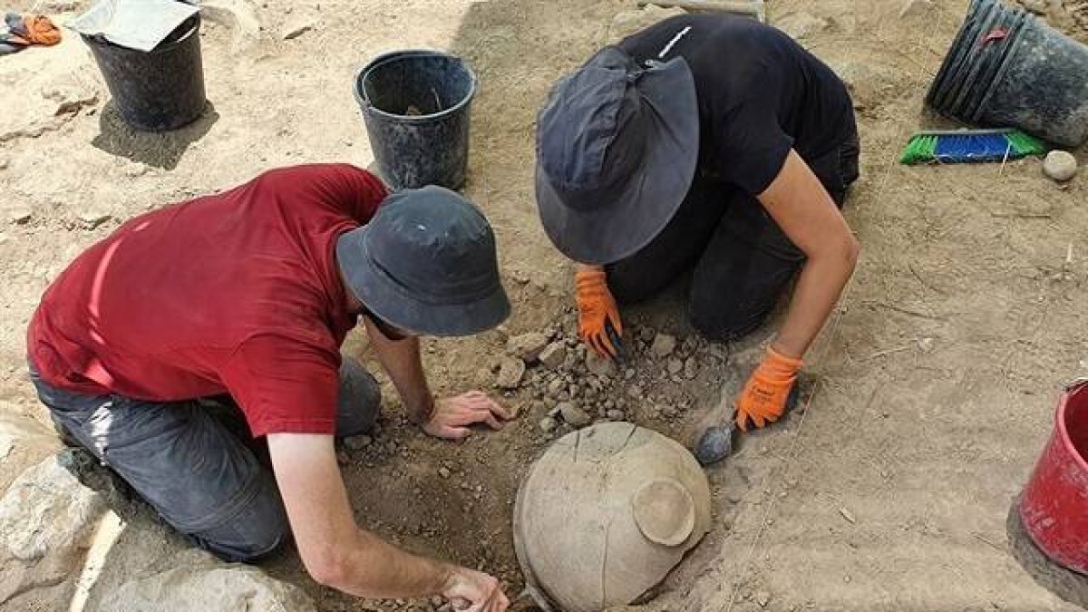 Arqueólogos excavan jarras en Khirbat er-Rai... de época de los Jueces... y sale un pseudónimo de Gedeón - foto Saar Ganor, IAA