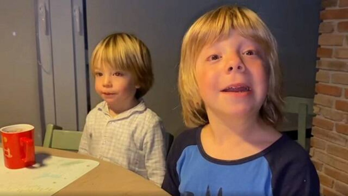 Reacción de dos niños tras escuchar el audio personalizado de los Reyes Magos